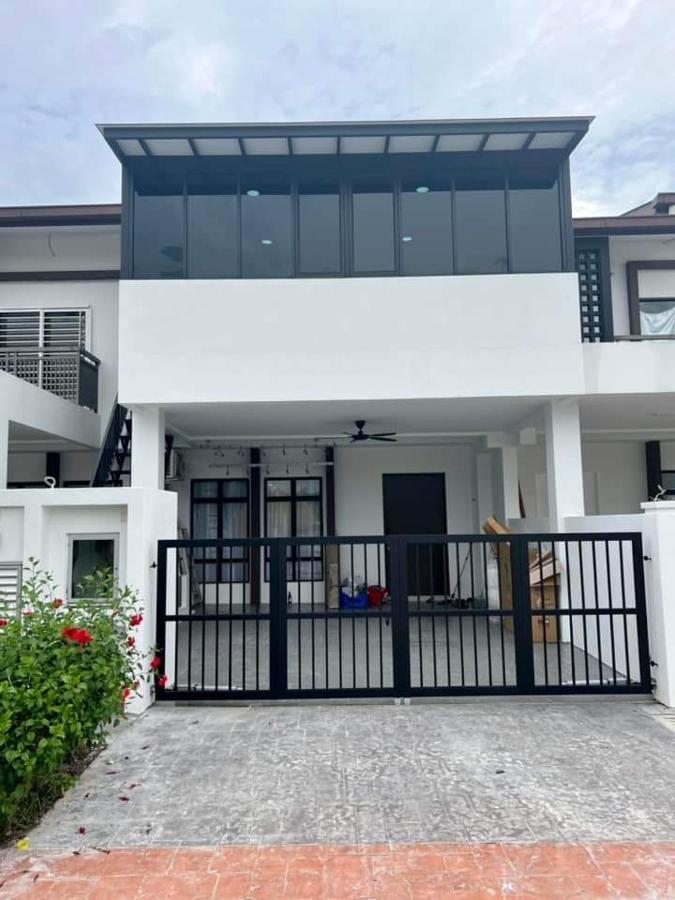 Faridz Homestay At Myra Saujana Kampong Simpang Empat Buitenkant foto