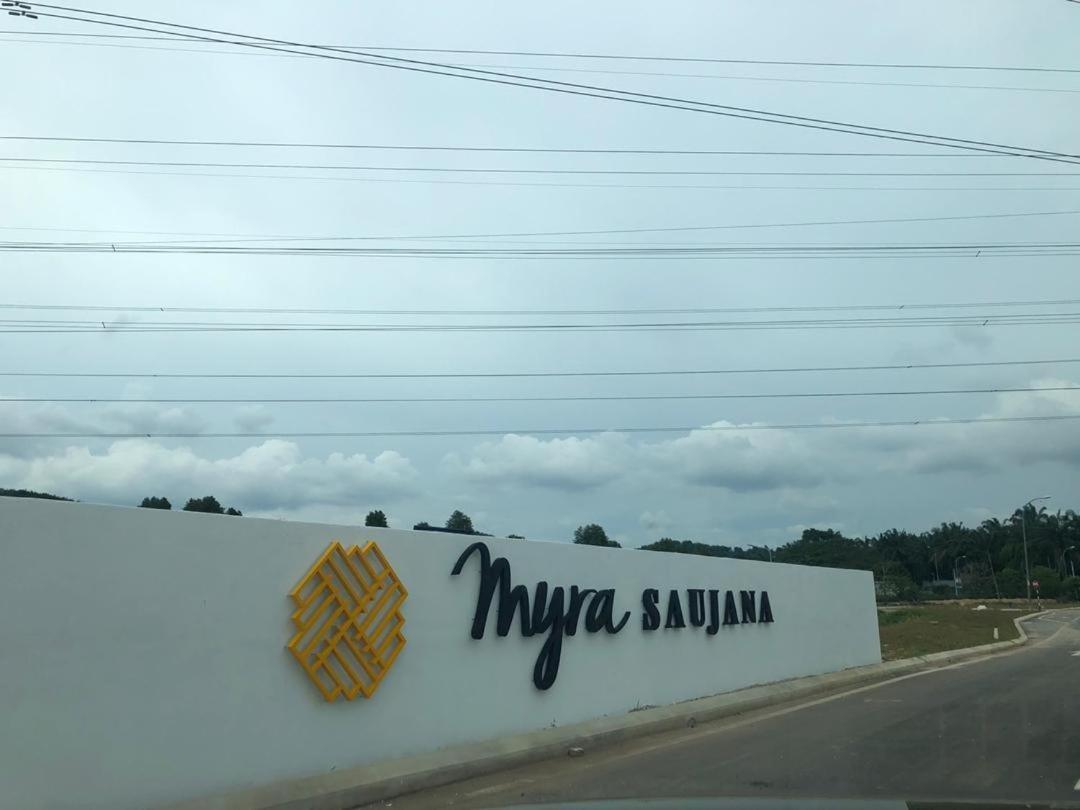 Faridz Homestay At Myra Saujana Kampong Simpang Empat Buitenkant foto