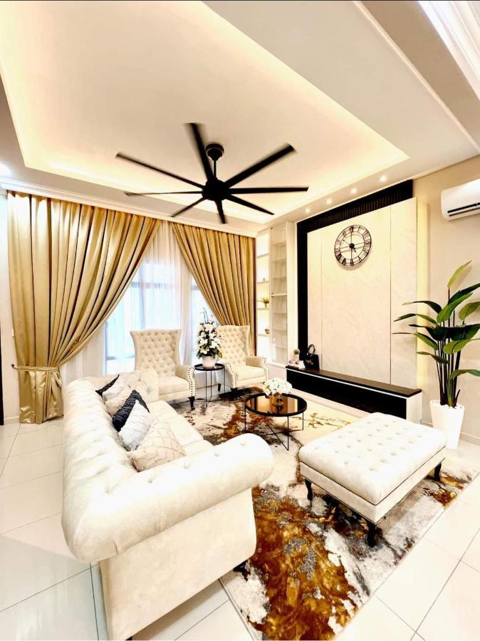 Faridz Homestay At Myra Saujana Kampong Simpang Empat Buitenkant foto