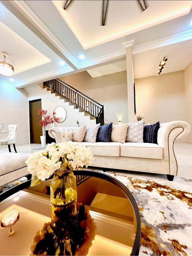 Faridz Homestay At Myra Saujana Kampong Simpang Empat Buitenkant foto