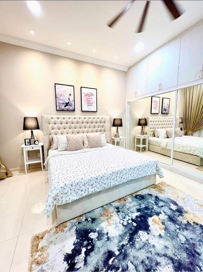 Faridz Homestay At Myra Saujana Kampong Simpang Empat Buitenkant foto